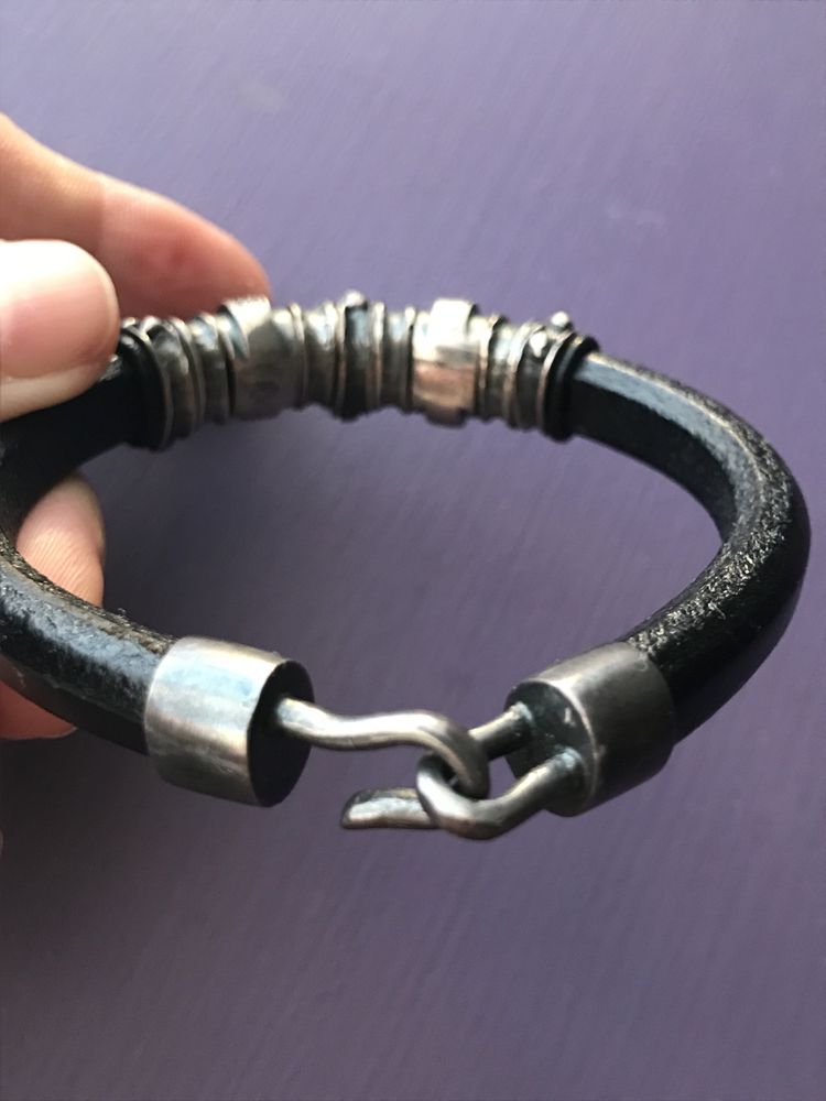 Pulseira em pele, prata e zircónias pretas