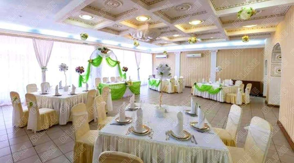 Здание с огражденной территорией на Правом берегу