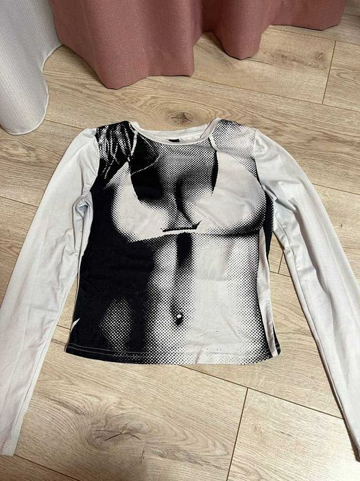 Білий лонгслів з чорним принтом жіночого тіла s-m