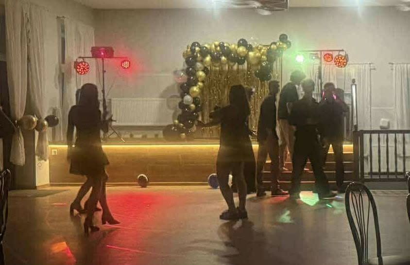 Wynajem nagłośnienia: JBL PartyBox 300 + oświetlenie + wytwornica dymu