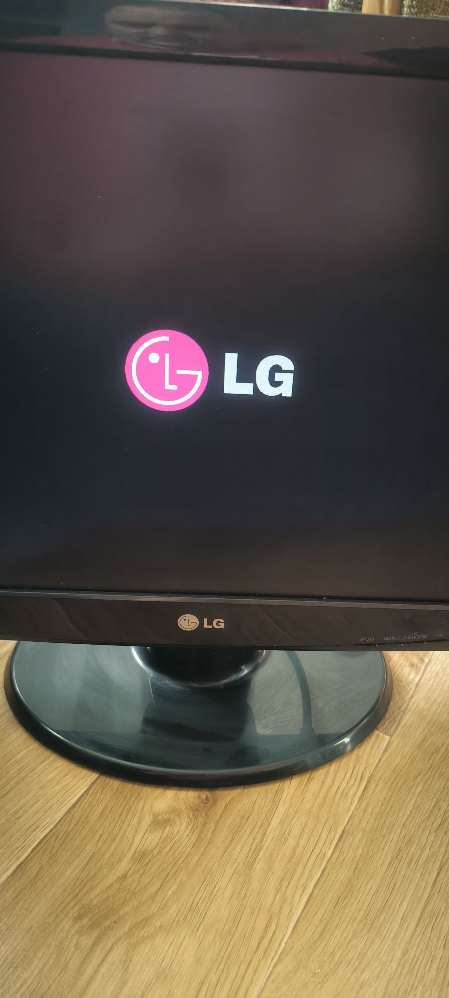 Продам монитор LG Flatron W2243S