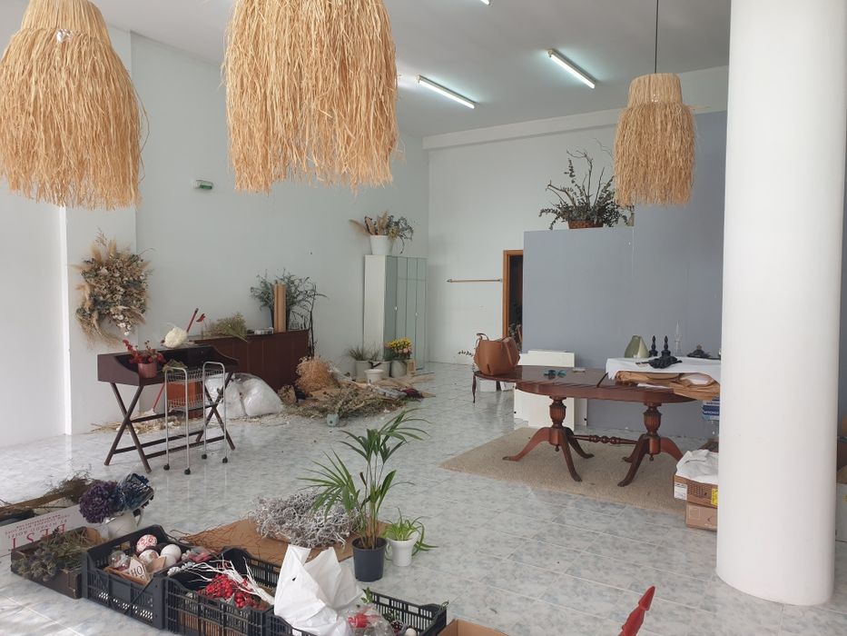 Loja comercial com 80 m² e 4 m de pé direito