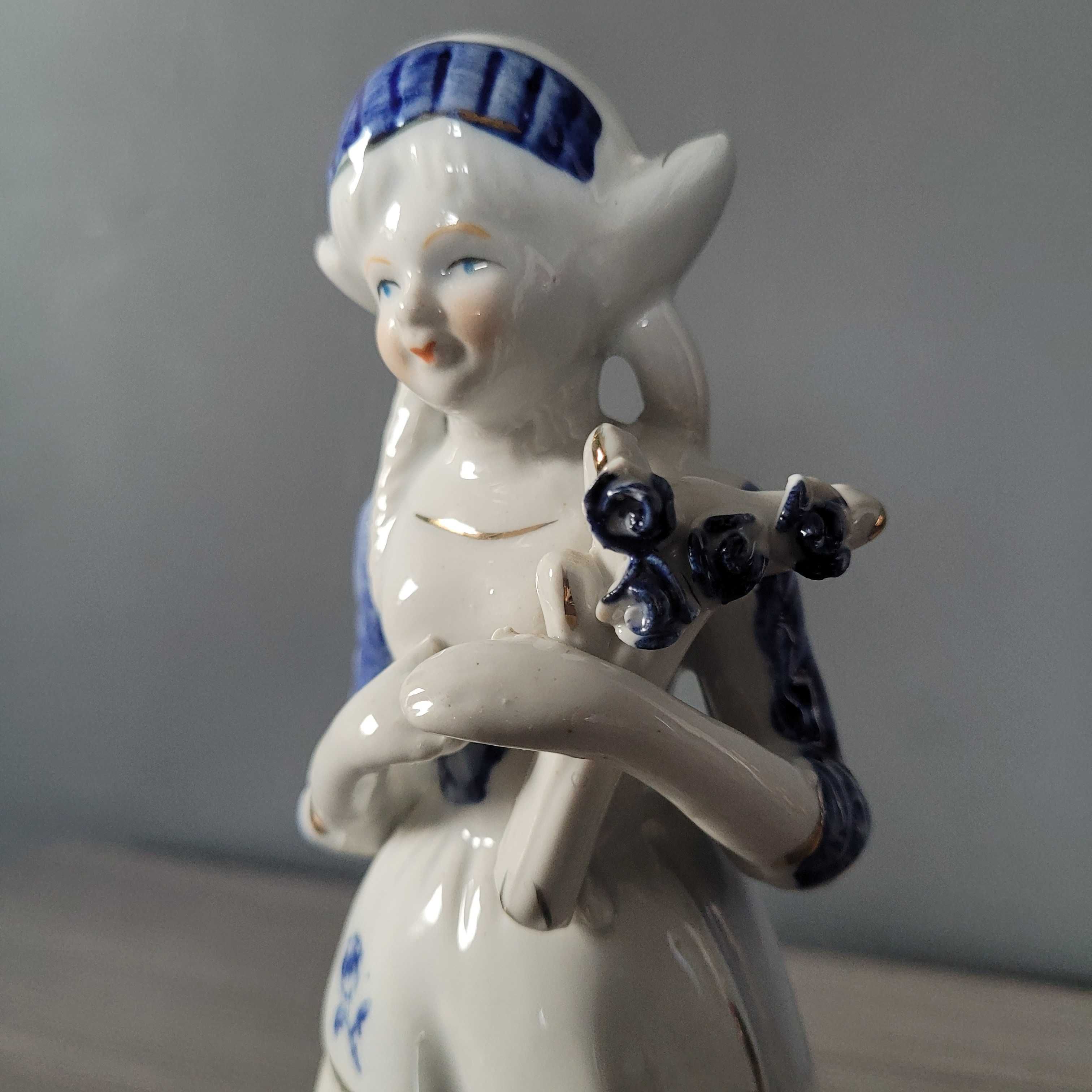 Porcelanowa lalka z bukietem PRL