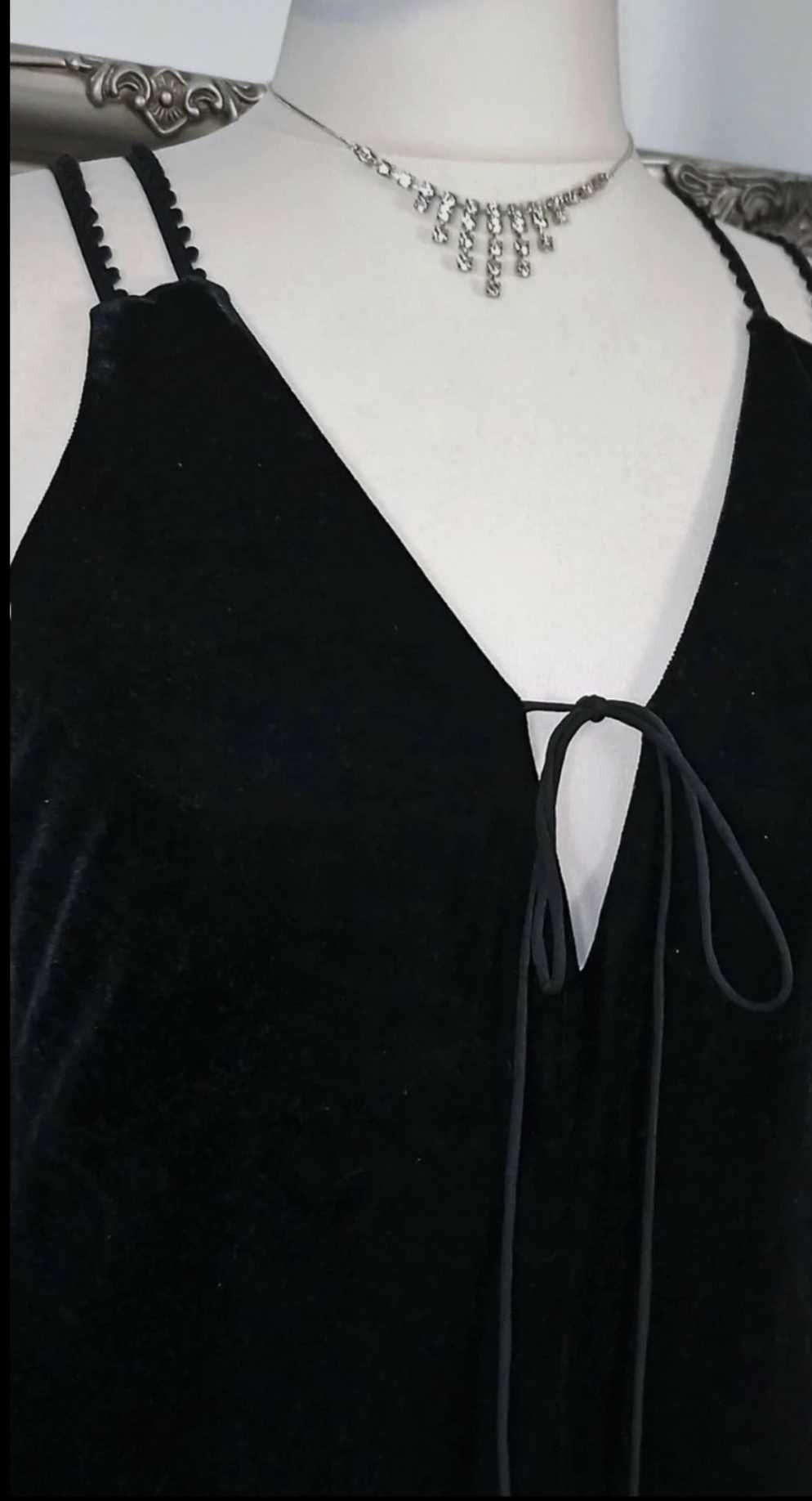 Czarna aksamitna sukienka typu vintage na ramiączkach