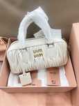 MIU MIU Mini Bag - Biały styl bowlingowy z pomarszczoną fakturą