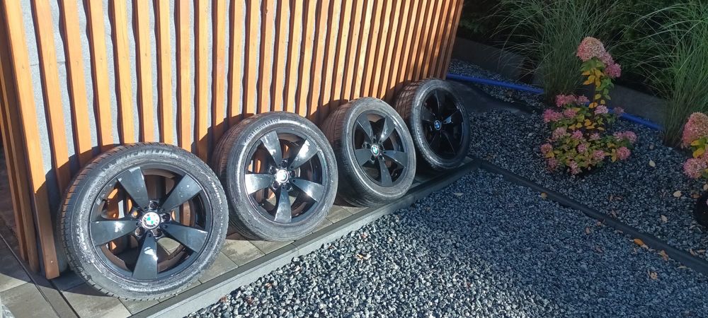 Czarne alufelgi z oponami