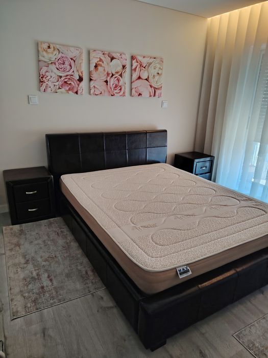 Cama casal 160x200 em pele + 2 mesinhas cabeceira