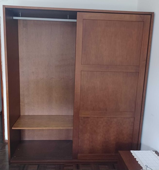 Roupeiro em madeira maciça