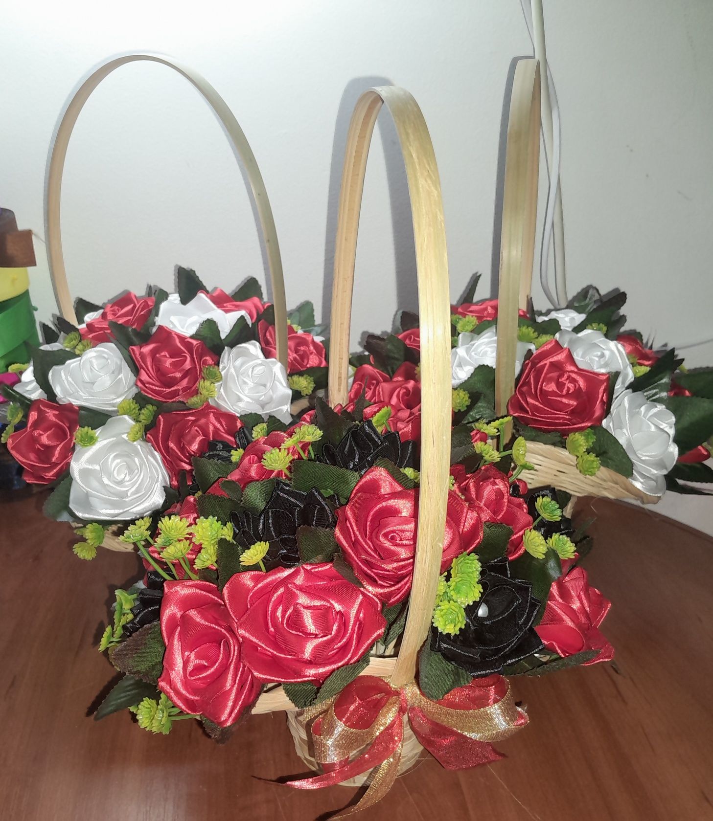 Кошики букети з квітами атласна стрічка