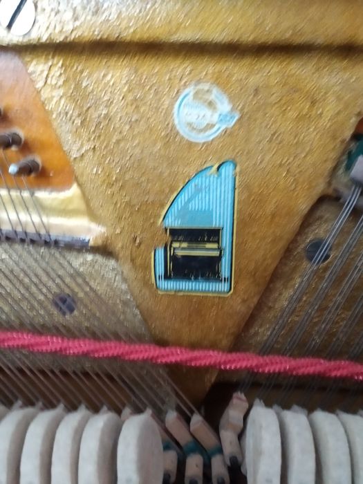 Фортепіано чорного кольору