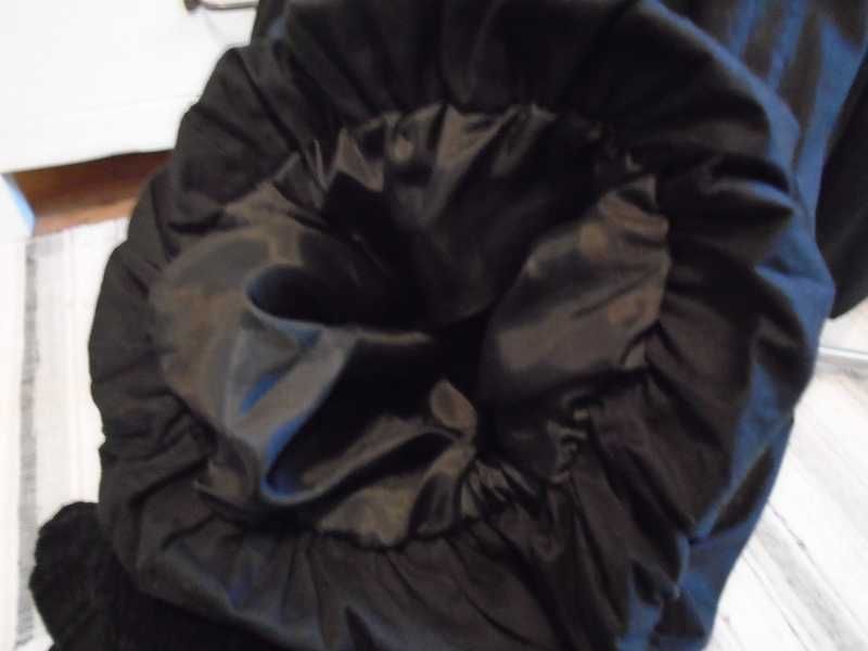 Calças pretas modelo balão