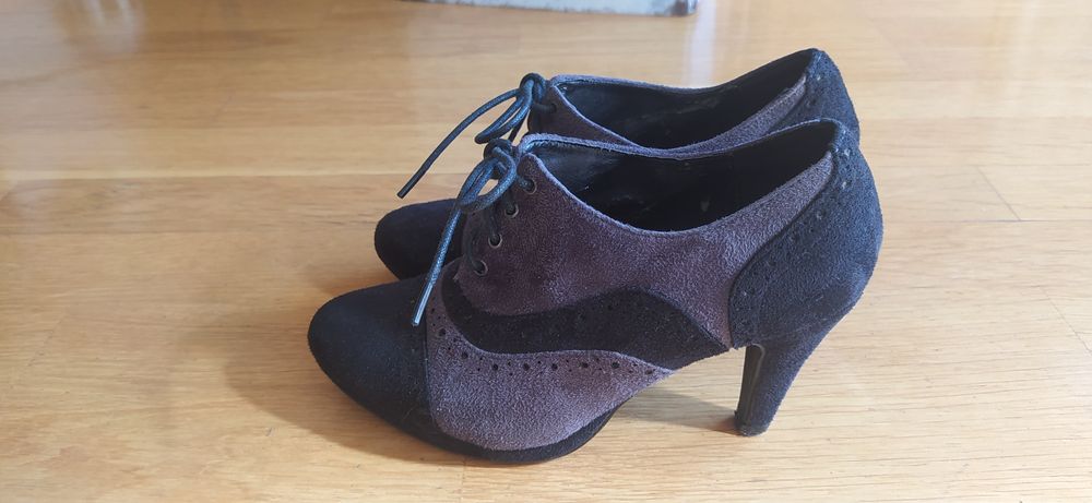 Sapatos em pele pretos e outros em Nobuk preto com  cinza