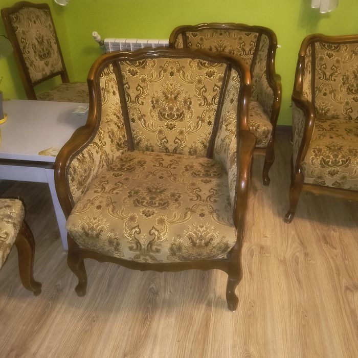 Sofa z fotelami stół i krzesła