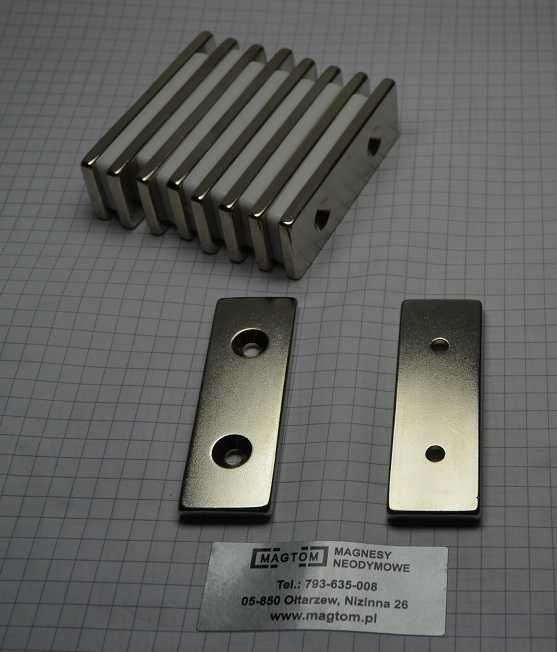 Magnes neodymowy płytkowy z otworami do przykręcenia na śrubkę wkręt