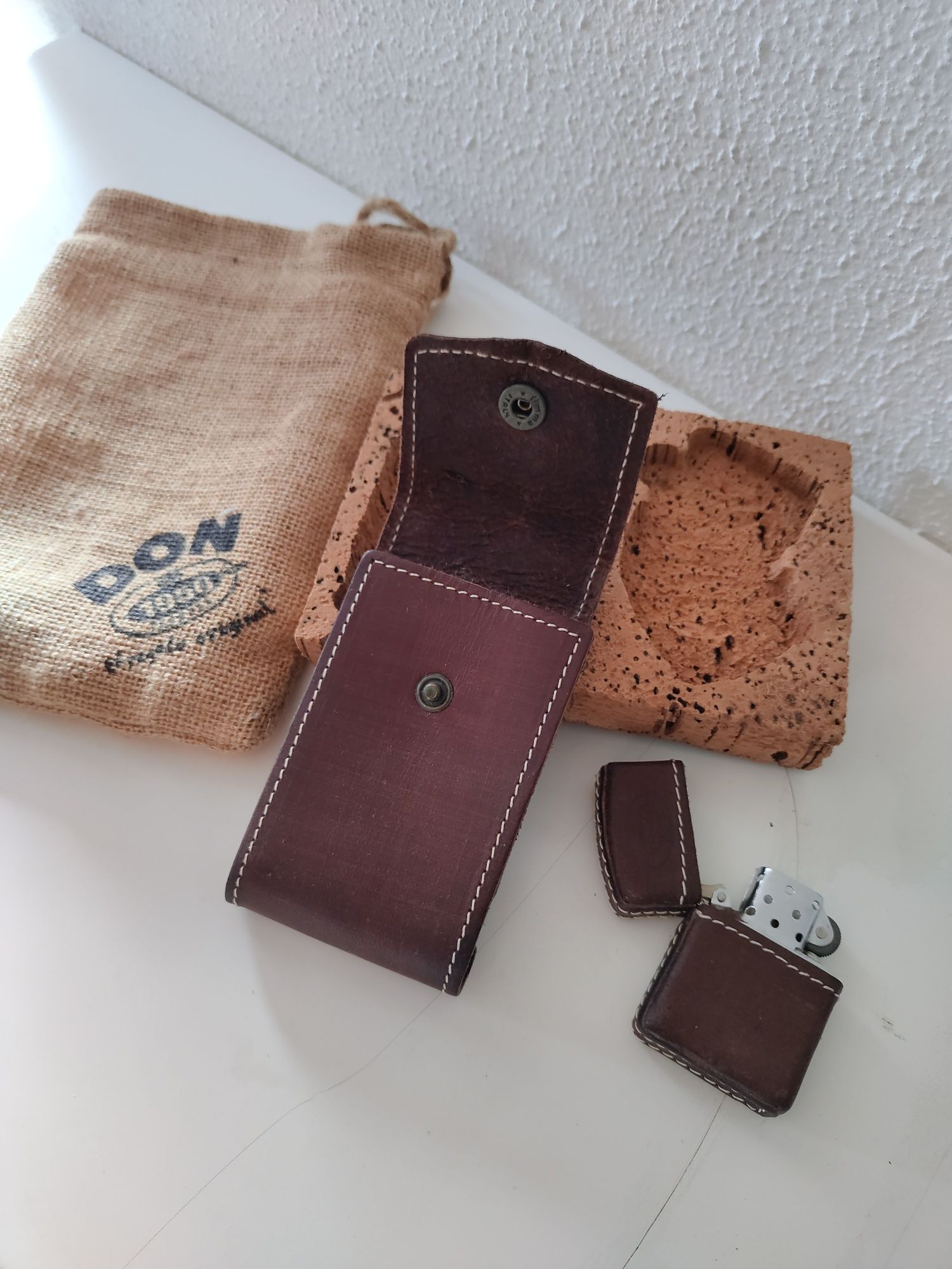 Conjunto Don 1950 de cortiça com carteira e isqueiro tipo Zippo com ca