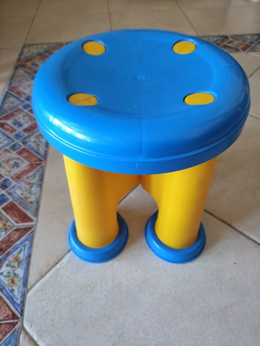Banco em de plástico para crianças