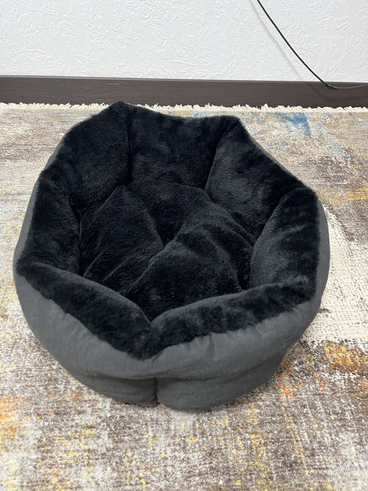 Место доя собак, лежанка черного цвета , меховая