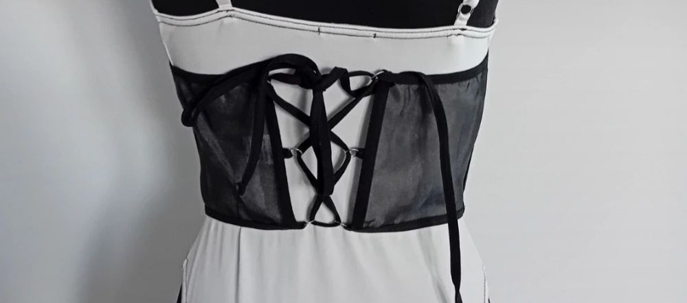 Seksowny gorset z łańcuszkami