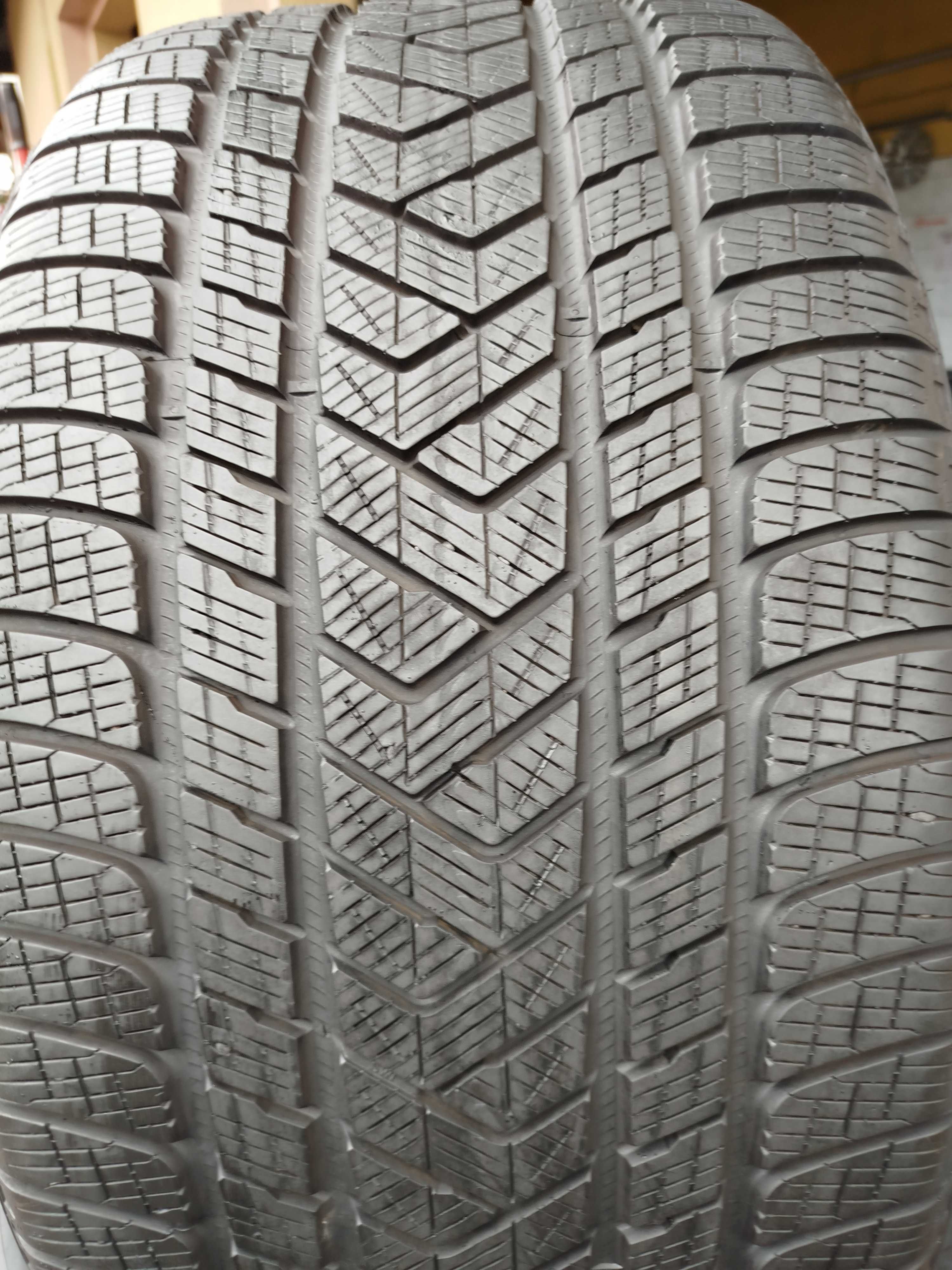 A60# Opony uzywane zimowe 325/35/22" Pirelli