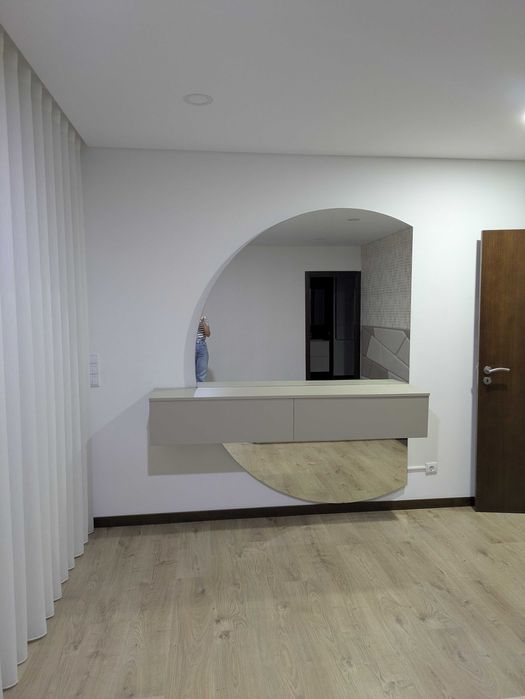 Móvel e espelho com led
