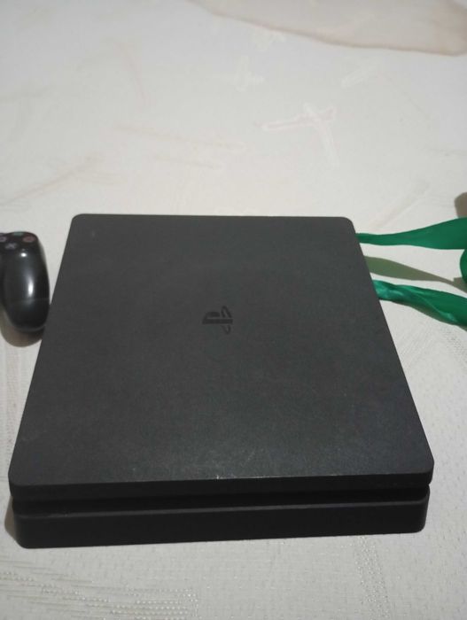 PlayStation 4 Slim com dois comandos
