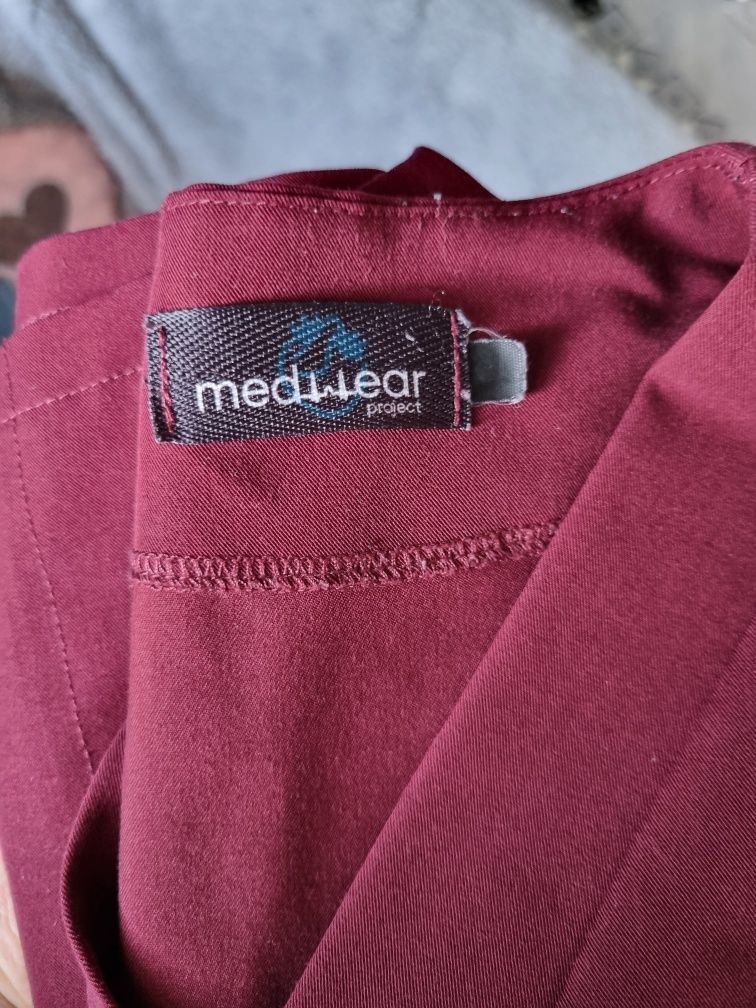 Komplet medyczny scrubs bordowy spodnie i bluza medyczna