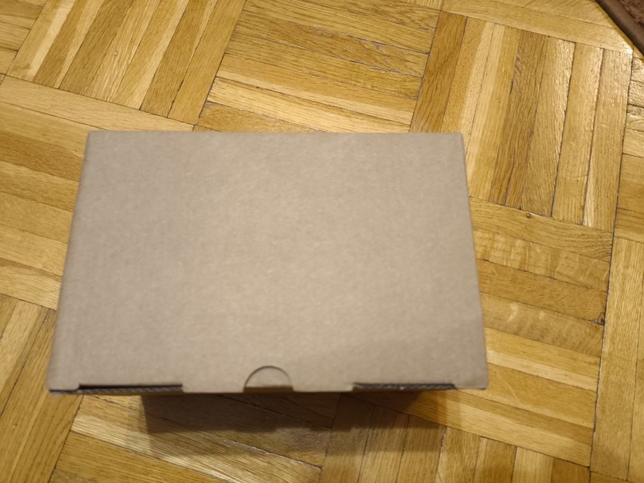 Karton paczka box niespodzianka