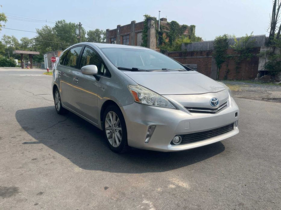 Toyota Prius v Five      2014