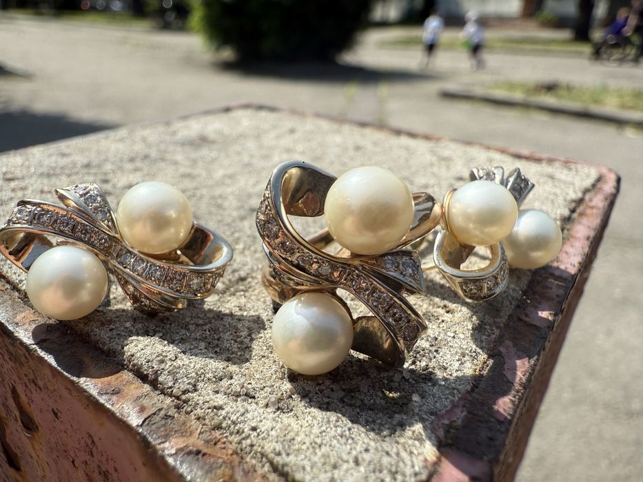 Золотий набір з натуральними перлами та діамантами