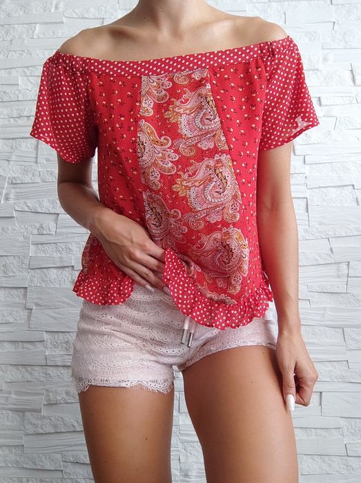 Bluzka Hiszpanka czerwona delikatna mgiełka folklor wzorek 
Rozmiar M
