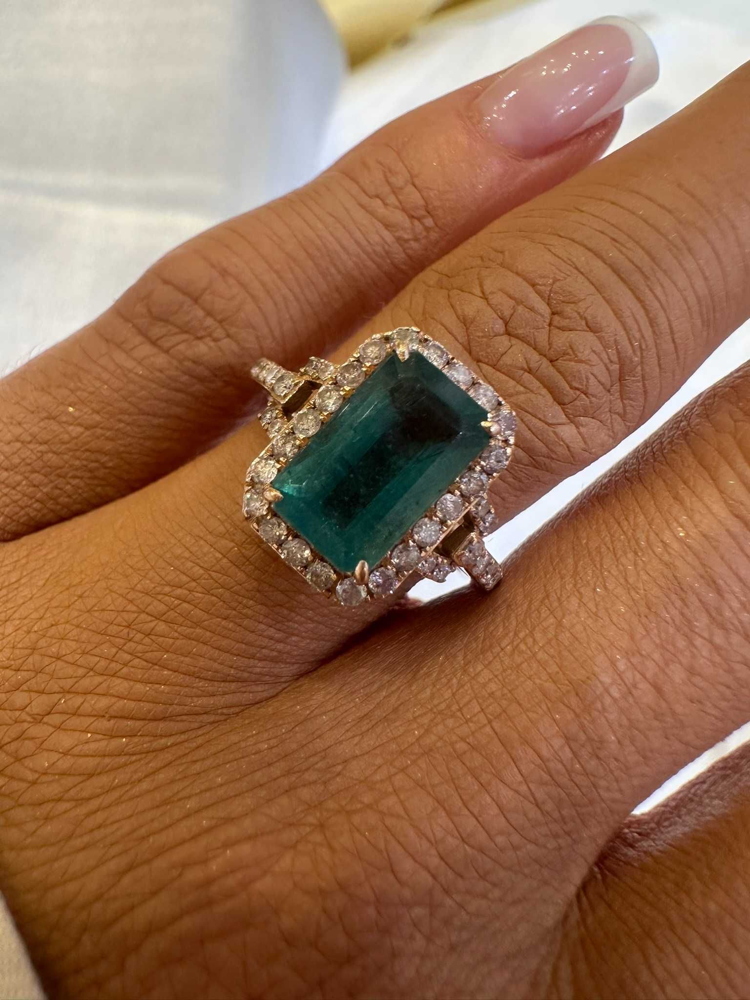 Pierścionek z szmaragdem 2.38 CT i diamentami naturalnymi 0.56 CT IGI