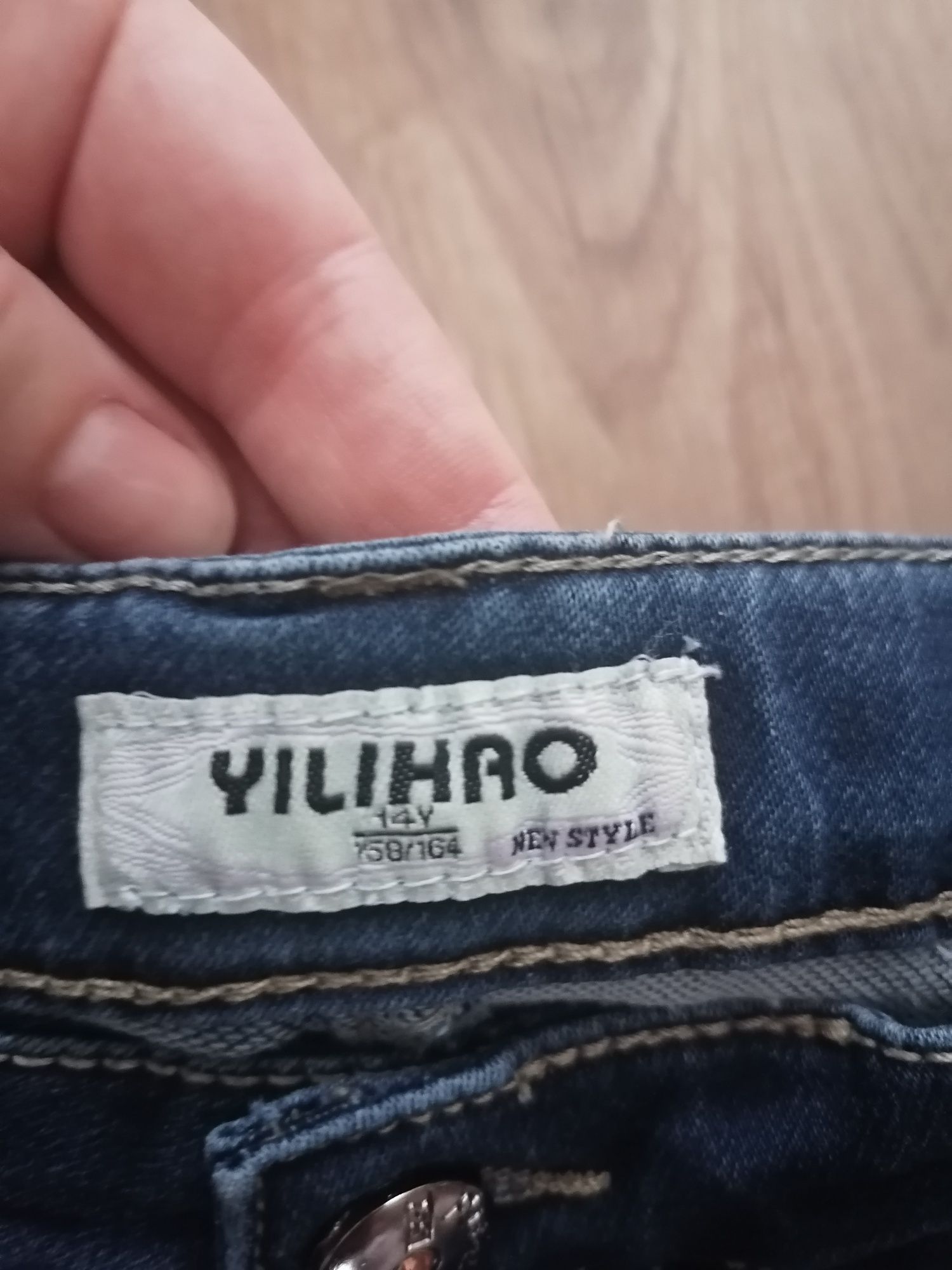 Spodnie jeans z regulacją w pasie
