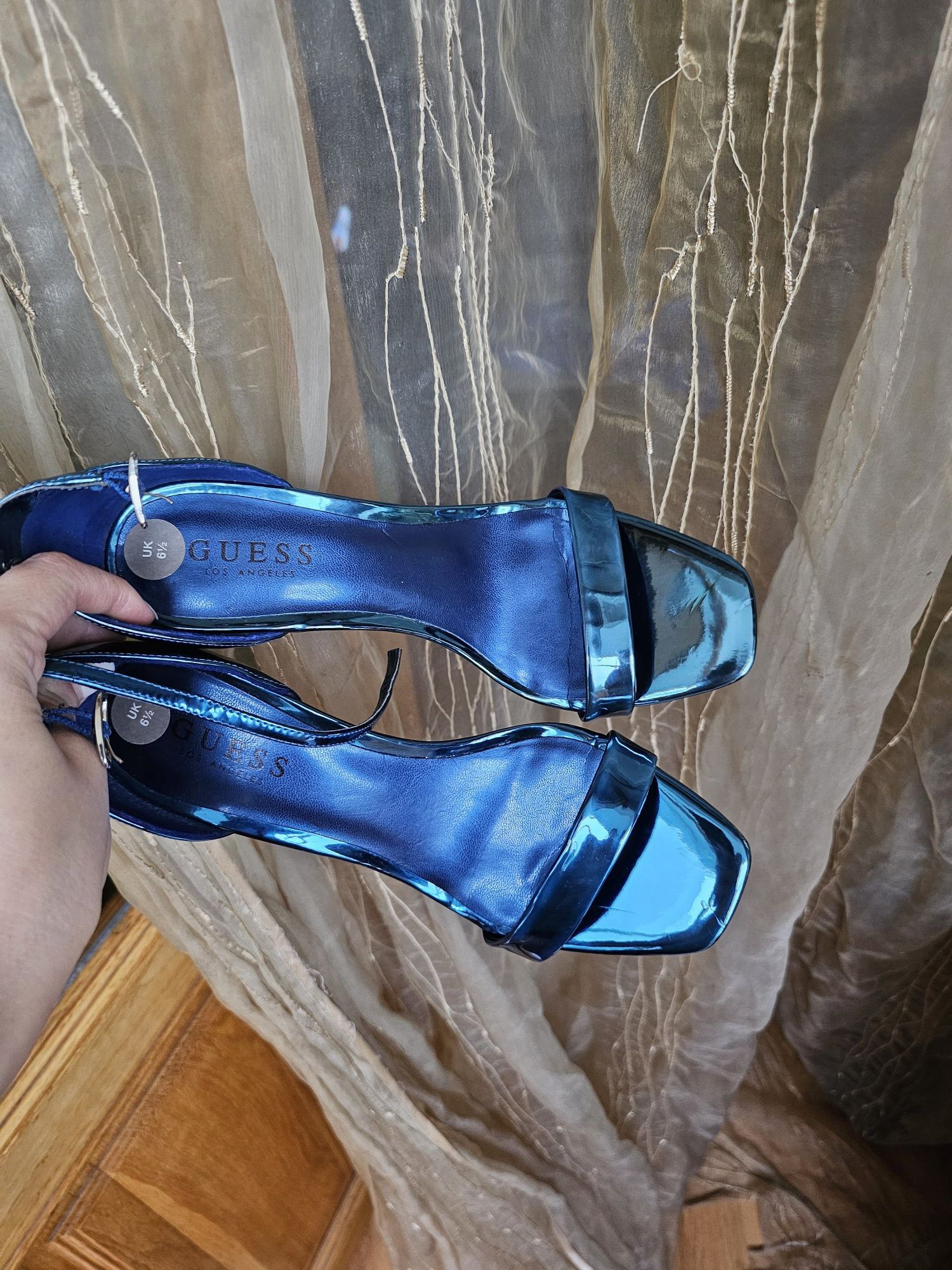 Босоножки Guess 39