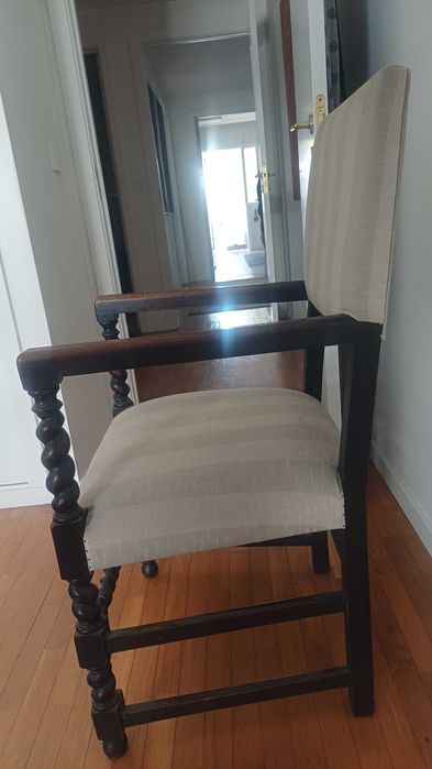 2 Cadeiras em Madeira Maciça Antiga