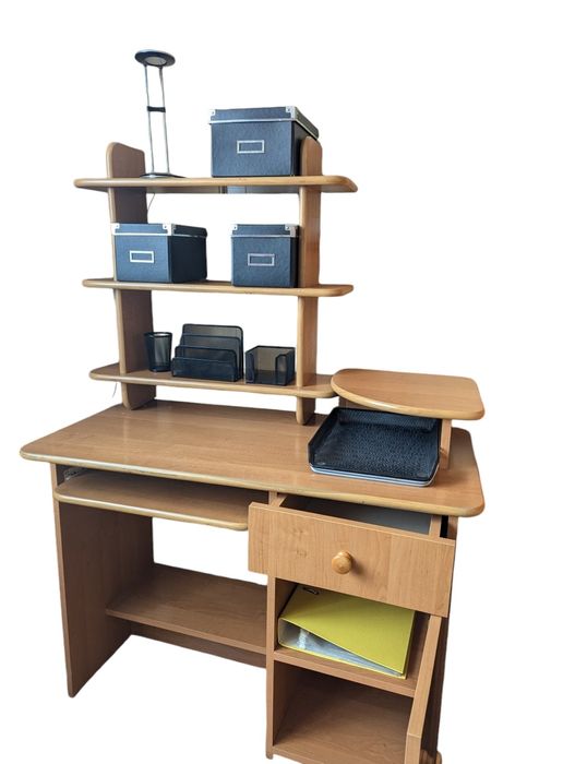 Biurko z wyposazeniem