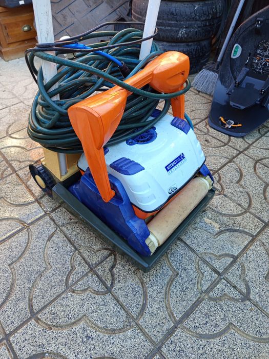 Limpador de piscina para desocupar espaço