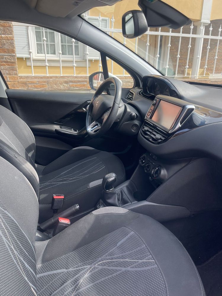 Carro Peugeot 208