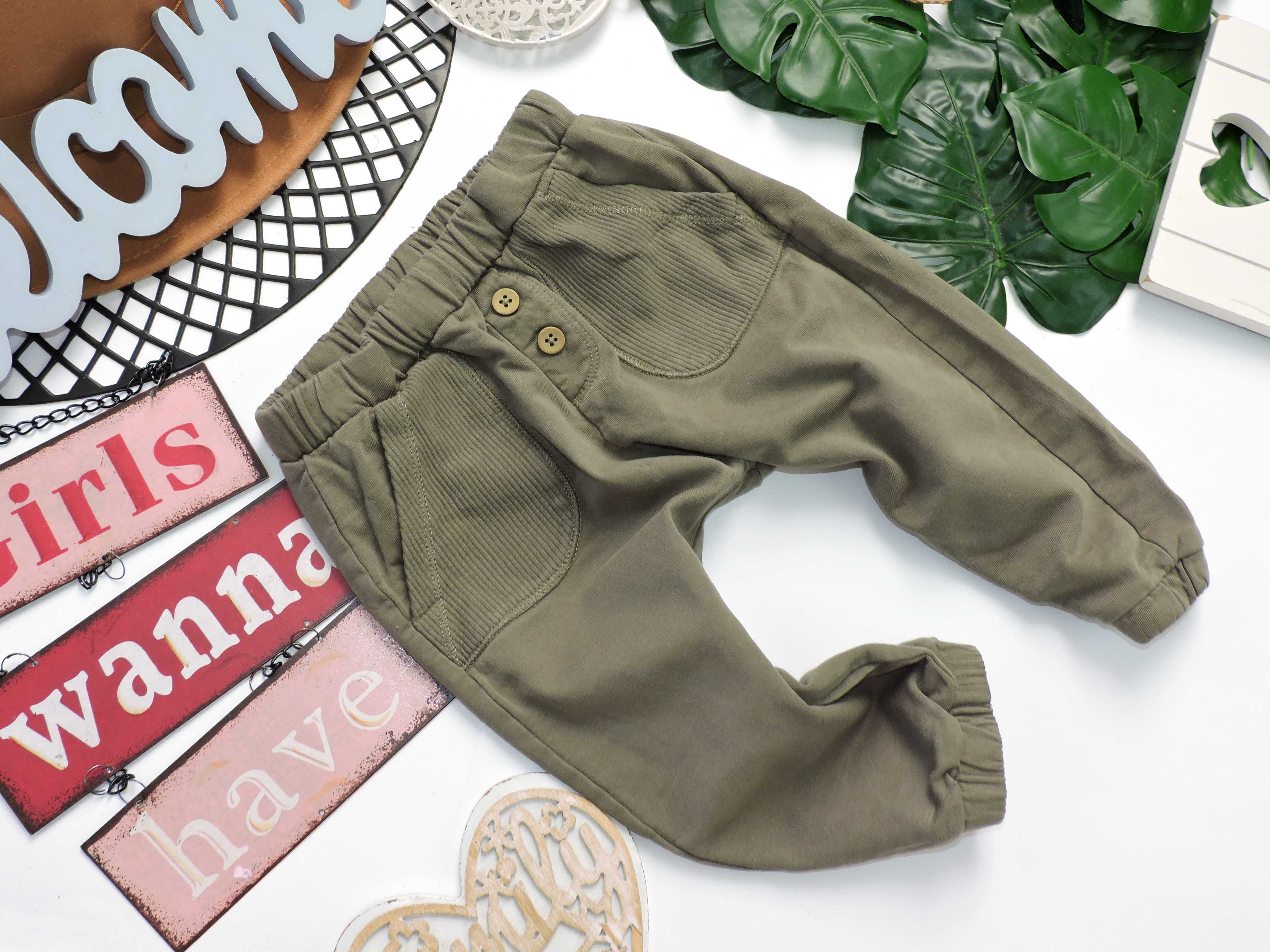 Newbie - markowe spodnie khaki guziczki r 80