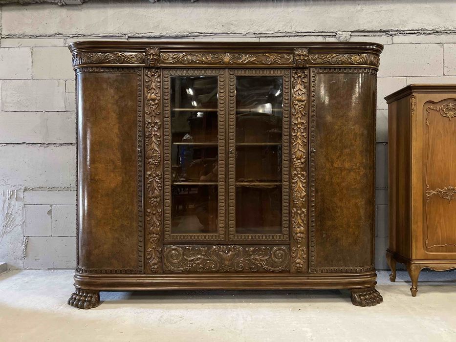 Антикварна різьблена бібліотека на масивних лапах.