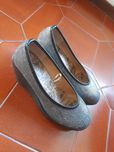 Sapatos prateados e pretos