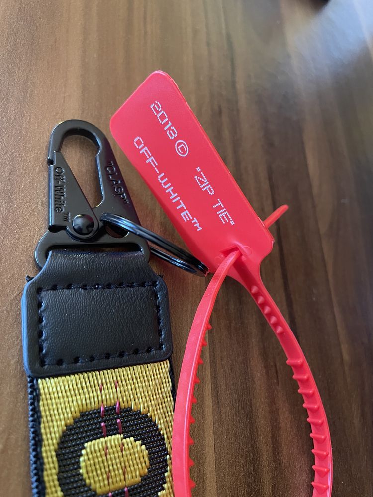 Off-White Porta Chaves com Ziptie