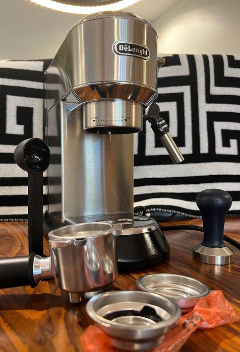 Maquina de Café DeLongui Dedica EC685 Metal