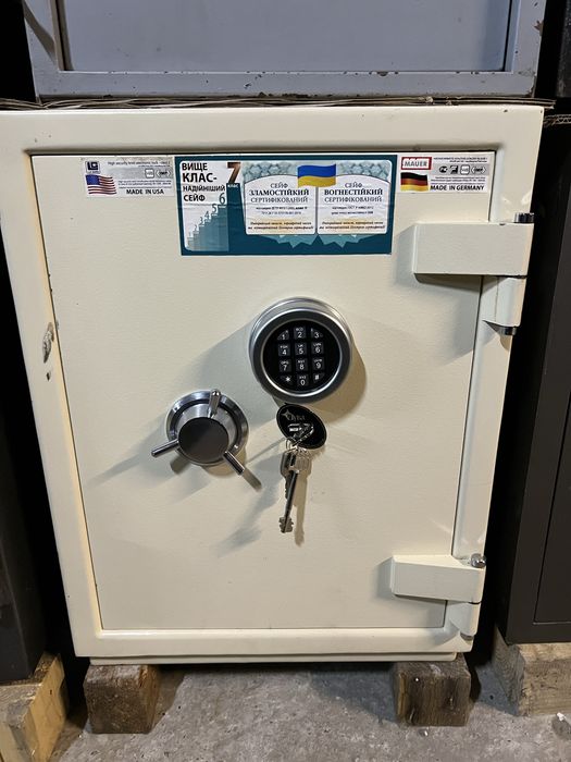 Вогневзломотривкий сейф Safetronics кодовий замок
