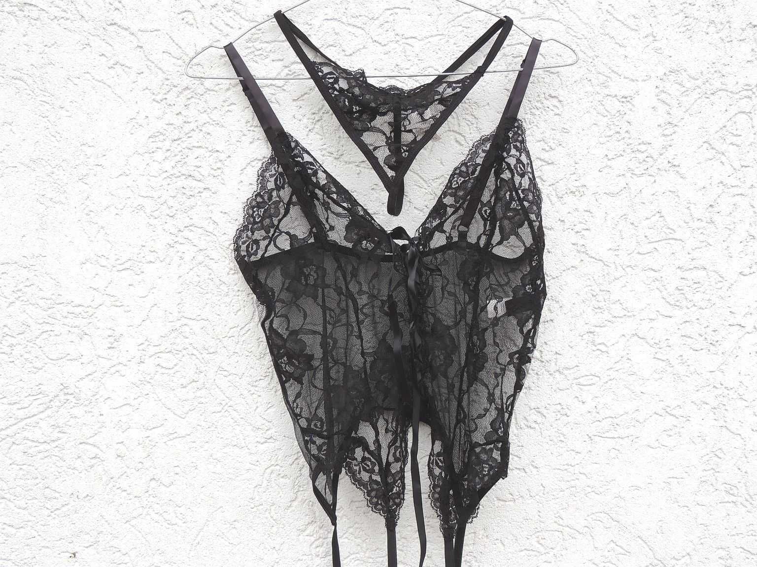 Gorset z podwiązkami i stringami *Risque* jak *Victoria’s Secret*  S/M