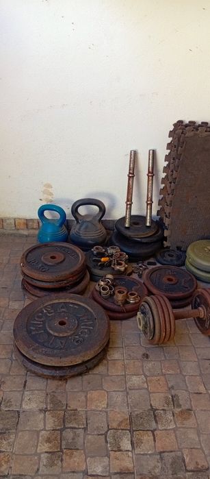 Pesos, halteres, barras, entre outros assessórios