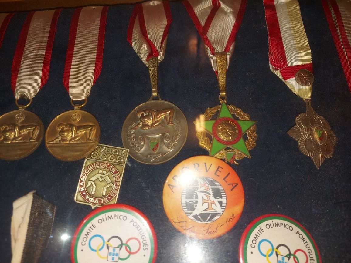 Vitrine com mais de cinquenta medalhas desportivas