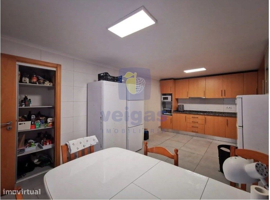 Imóvel para investimento! Prédio com 2 Apartamentos e Espaço Exterior