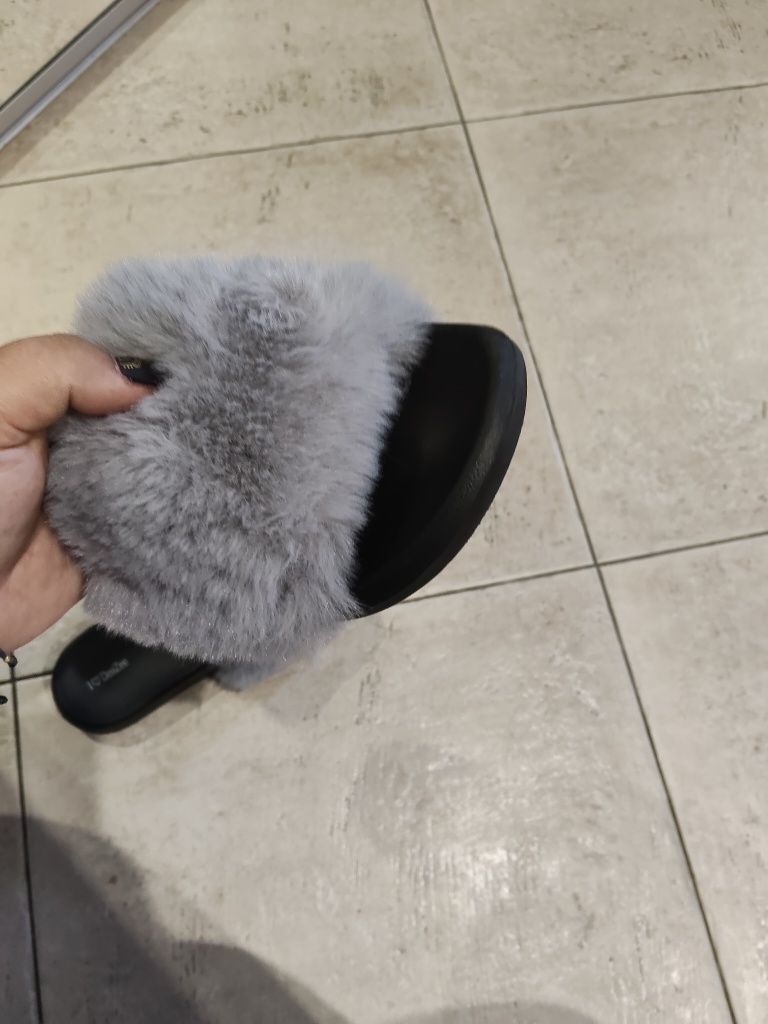 Klapki z futerkiem szarym 37