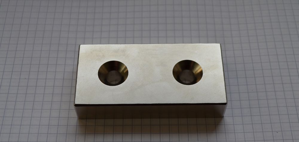 Magnes neodymowy płytkowy 40x20x10 pod wkręt stożek dwa otwory Mocny