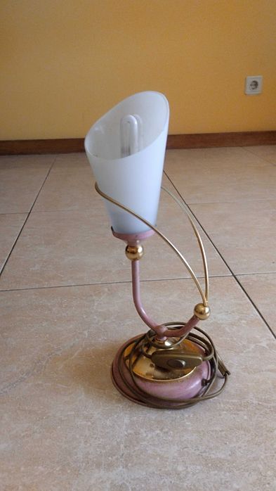 Candeeiro de tecto mais 2 mesinhas de cabeceira em bom estado